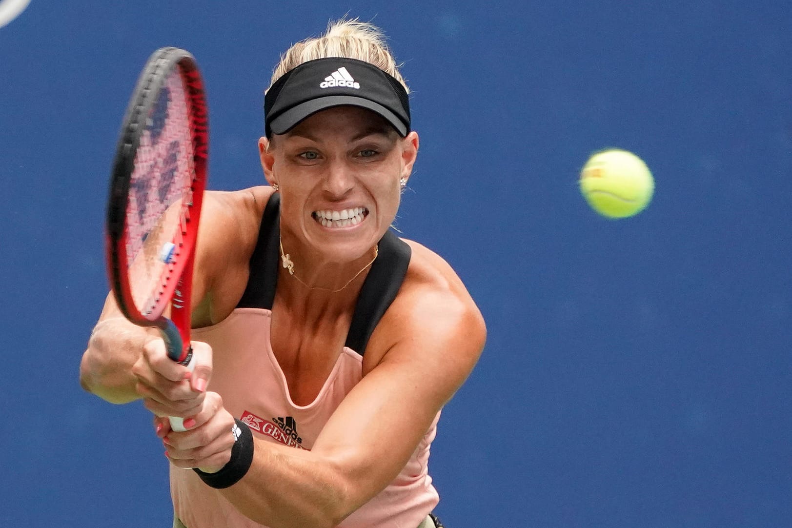 Angelique Kerker schlägt bei den US-Open einen Ball zurück. Sie ist ins Achtelfinale eingezogen.