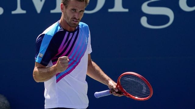 Peter Gojowczyk reagiert nach einem Punktgewinn.