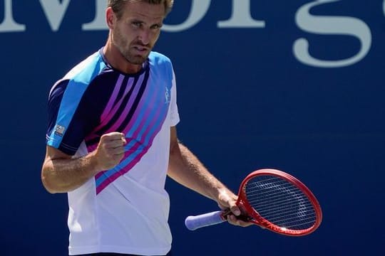 Peter Gojowczyk reagiert nach einem Punktgewinn.