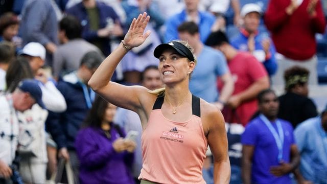 Angelique Kerber winkt nach ihrem Sieg den Fans zu.