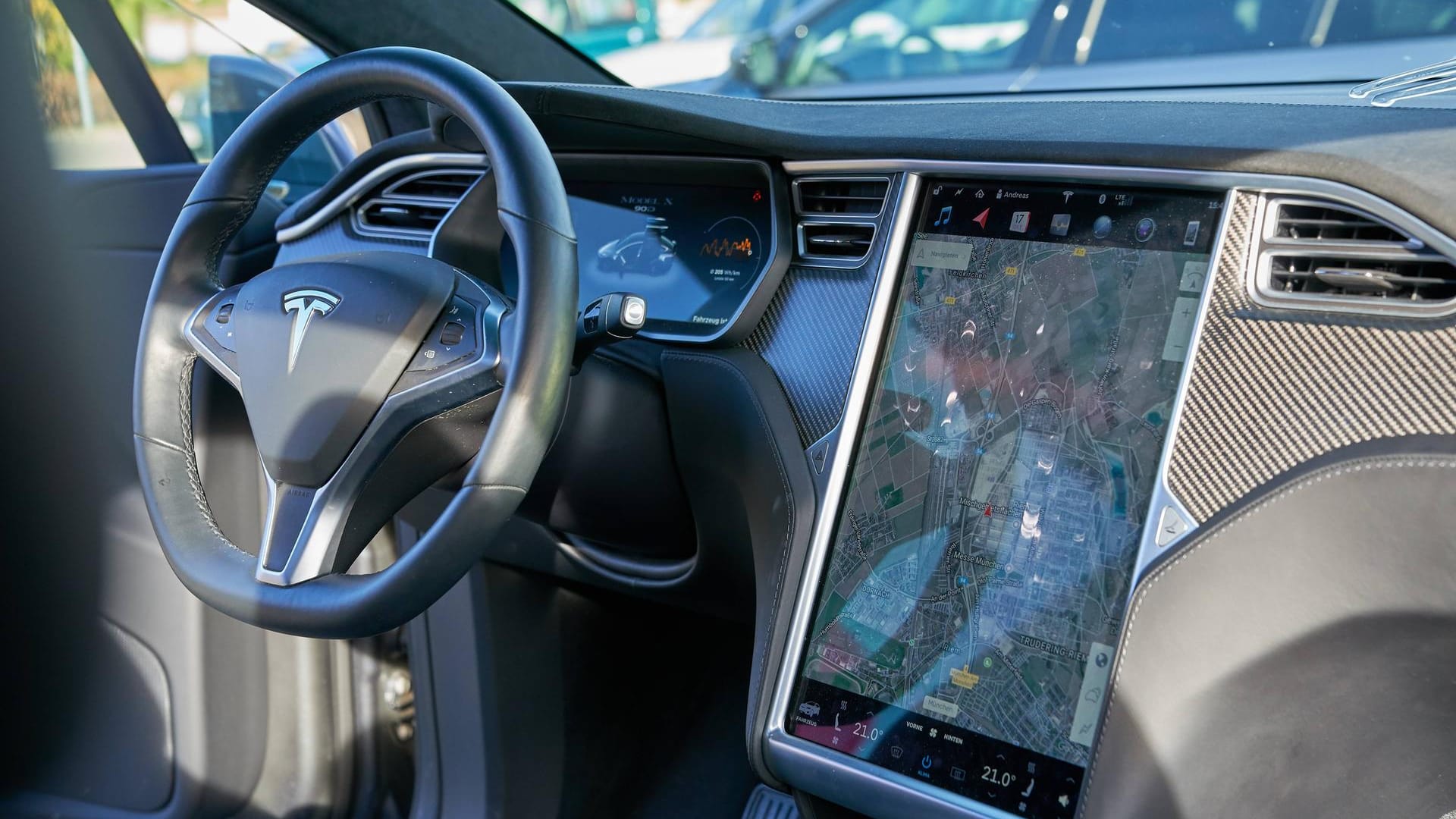 Das Cockpit eines Tesla (Symbolbild). In den USA wird ein Unfall untersucht, bei dem der Fahrassistent eine Rolle gespielt haben könnte.