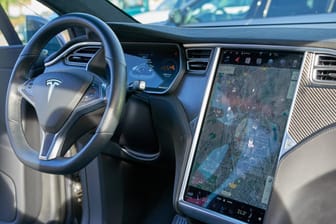Das Cockpit eines Tesla (Symbolbild). In den USA wird ein Unfall untersucht, bei dem der Fahrassistent eine Rolle gespielt haben könnte.
