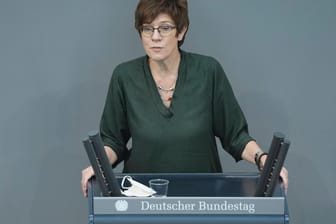 Verteidigungsministerin Annegret Kramp-Karrenbauer (Archivfoto): Die CDU-Politikerin will auch "künftig als Ministerin die Soldatinnen und Soldaten der Bundeswehr" vertreten.