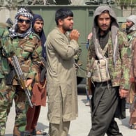 Taliban-Kämpfer in Kabul: Nach der Machtübernahme haben die Islamisten zahlreiche frühere Helfer der abgezogenen westlichen Truppen getötet.