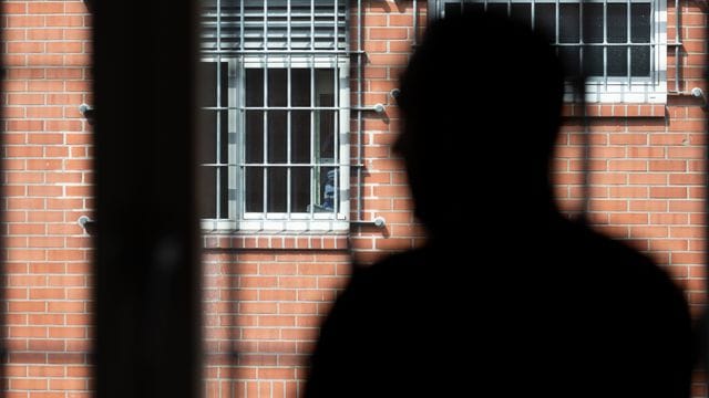 Ein Insasse steht vor einem vergitterten Fenster in der Unterbringungseinrichtung für Ausreisepflichtige (Archivbild): NRW plant ein Abschiebegefängnis. Ein Insasse steht vor einem vergitterten Fenster in der Unterbringungseinrichtung für Ausreisepflichtige (Archivbild): NRW plant ein Abschiebegefängnis.