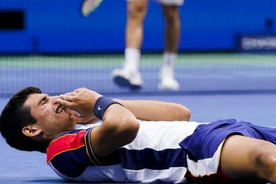Sorgte mit seinem Sieg gegen Stefanos Tsitsipas für eine faustdicke Überraschung bei den US Open: Carlos Alcaraz.