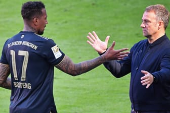 Bild aus erfolgreichen gemeinsamen Tagen beim FC Bayern: Jérôme Boateng (l.) und Hansi Flick gewannen mit dem deutschen Fußball-Rekordmeister im vergangenen Jahr die Meisterschaft.