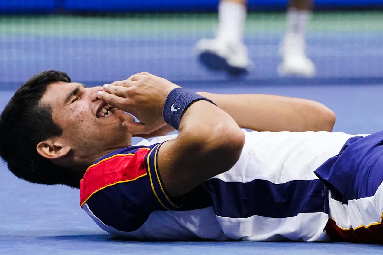 Carlos Alcaraz liegt erschöpft, aber glücklich am Boden. Der junge Spanier hat soeben einen der Topfavoriten bei den US-Open besiegt.