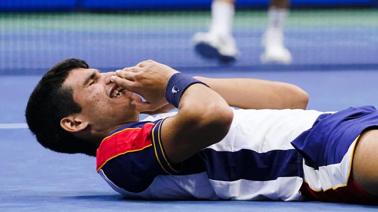 Carlos Alcaraz liegt erschöpft, aber glücklich am Boden. Der junge Spanier hat soeben einen der Topfavoriten bei den US-Open besiegt.