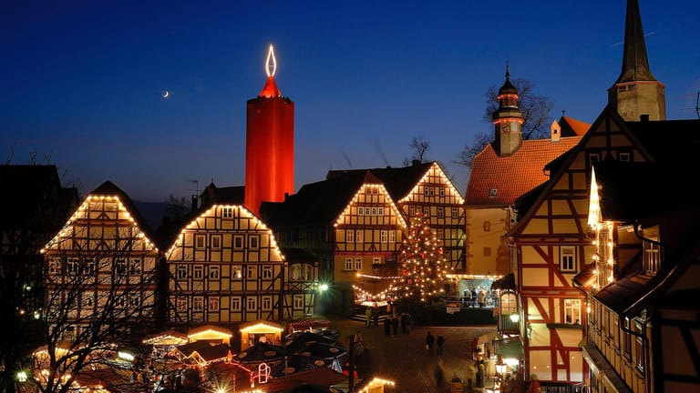 Weihnachtsmarkt im hessischen Schlitz: Der Marktplatz und die größte Weihnachtskerze der Welt.