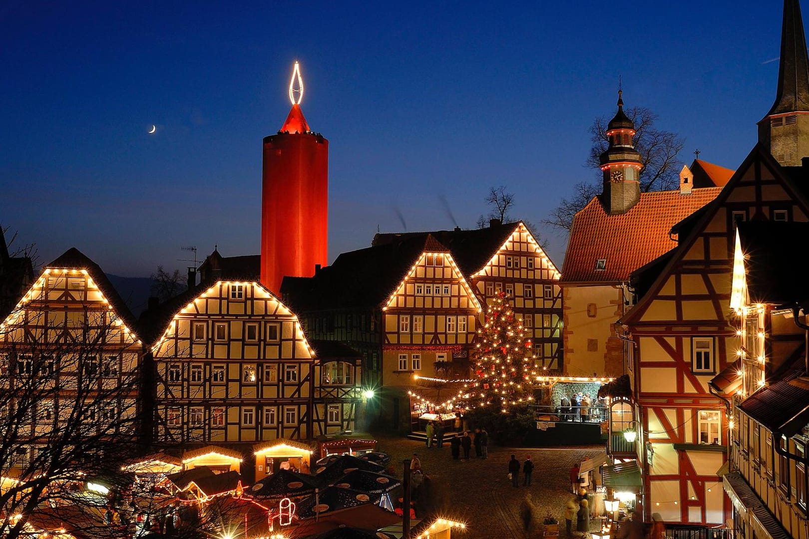 Weihnachtsmarkt im hessischen Schlitz: Der Marktplatz und die größte Weihnachtskerze der Welt.