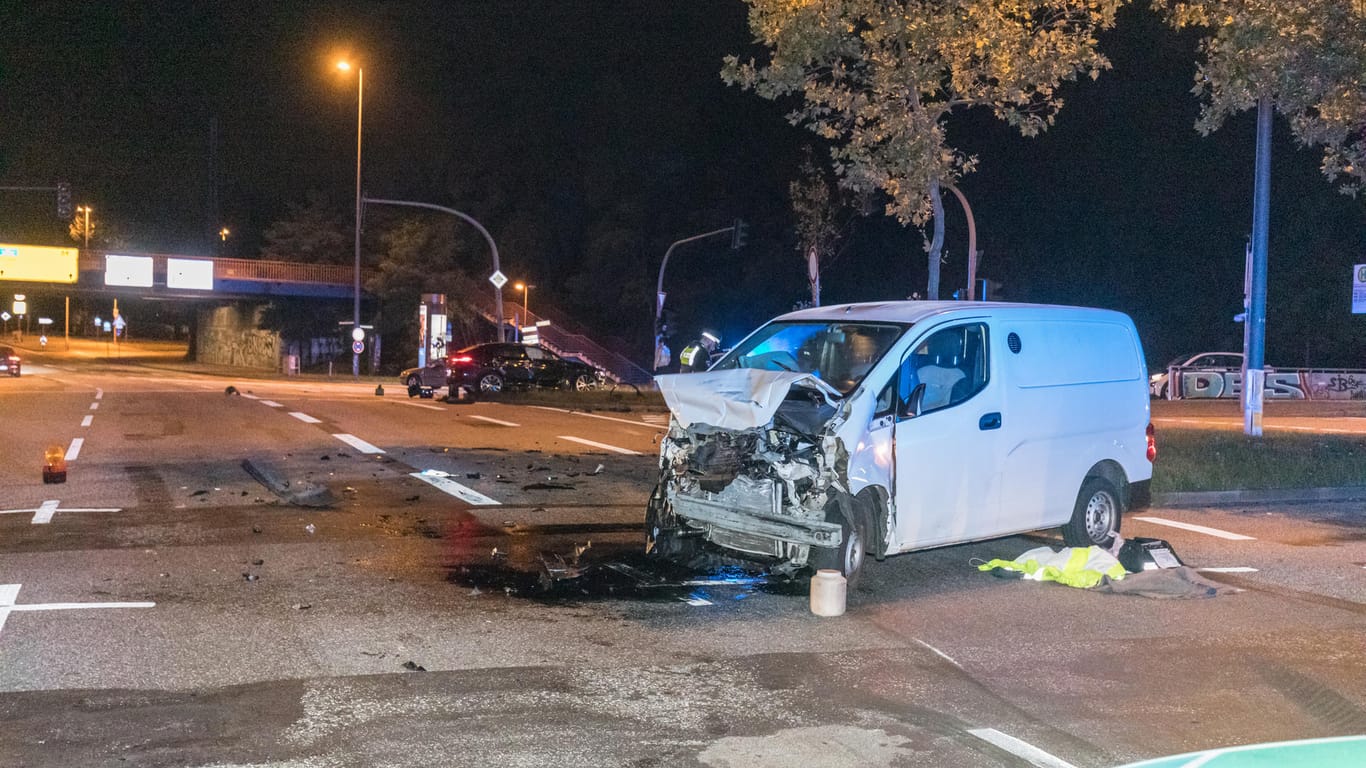 Die Unfallstelle in Rothenburgsort: An beiden Fahrzeugen entstand Totalschaden.
