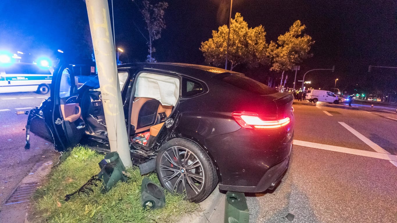 Eine Tür des Luxuswagens wurde herausgerissen: Alle Insassen des BMW blieben unverletzt.