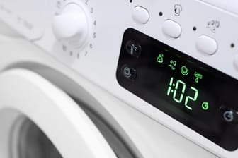 Waschmaschine: Soll die Wäsche pünktlich fertig sein, ist es besonders ärgerlich, wenn die Maschine wesentlich länger dafür braucht.