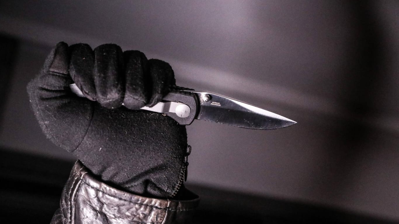 Ein Mann hält ein Messer in der Hand (Symbolbild): In Hamburg ist ein 47-Jähriger durch Messerstiche schwer verletzt worden.