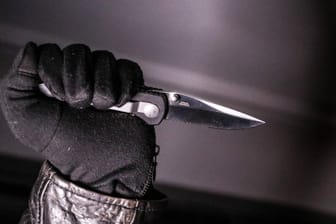 Ein Mann hält ein Messer in der Hand (Symbolbild): In Hamburg ist ein 47-Jähriger durch Messerstiche schwer verletzt worden.