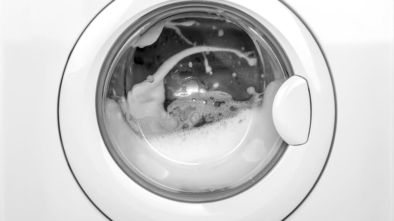 Waschmittel: Bildet sich beim Waschen zu viel Schaum, muss die Wäsche häufiger ausgespült werden.