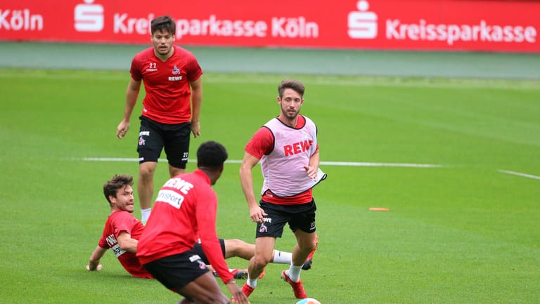 Spieler des 1. FC Köln in Aktion: Mark Uth (rechts) trainierte wieder mit der Mannschaft.