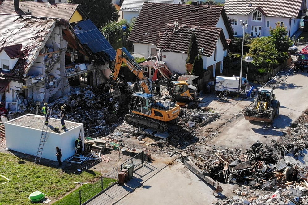 Aufräumarbeiten beim zerstörten Wohnhaus in Rohrbach an der Ilm: Die Leiche einer Bewohnerin wurde nun identifiziert.
