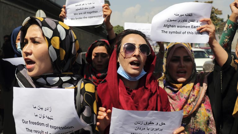 Frauen demonstrieren in Kabul: Die Teilnehmerinnen berichten von Gewalt durch die Taliban.
