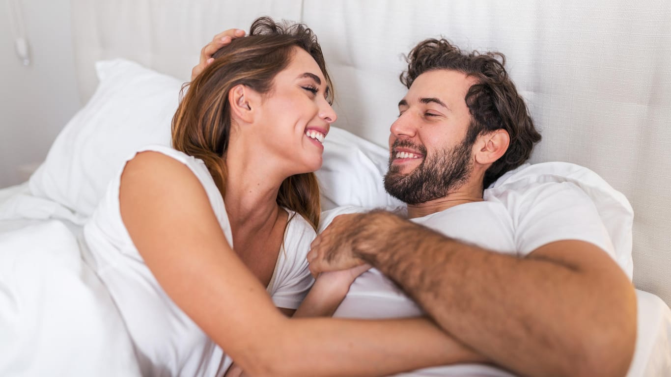 Einschlafritual: Viele Frauen und Männer genießen abends die Zeit mit ihrem Partner im Bett.