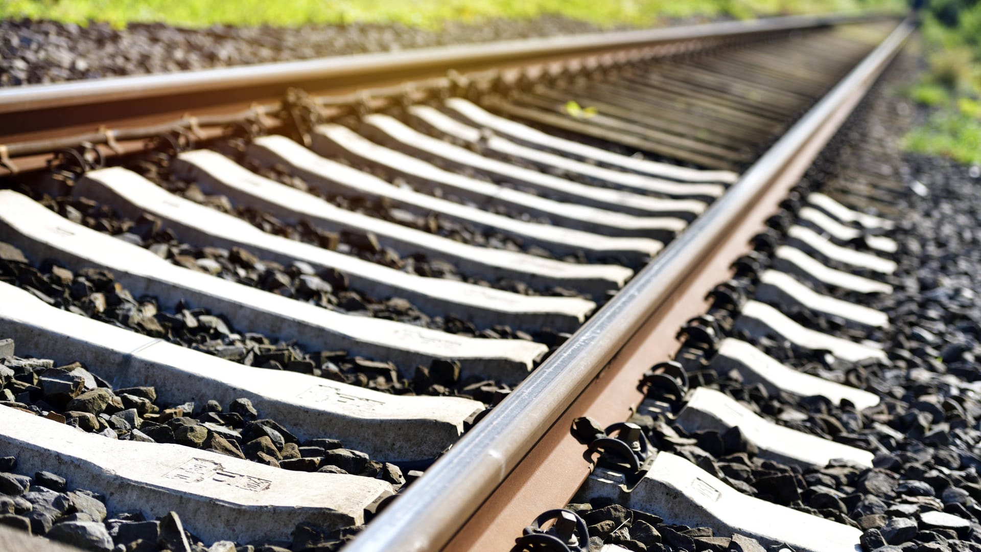 Leere Bahngleise (Symbolbild): Der Mann starb noch an der Unfallstelle. Leere Bahngleise (Symbolbild): Der Mann starb noch an der Unfallstelle.