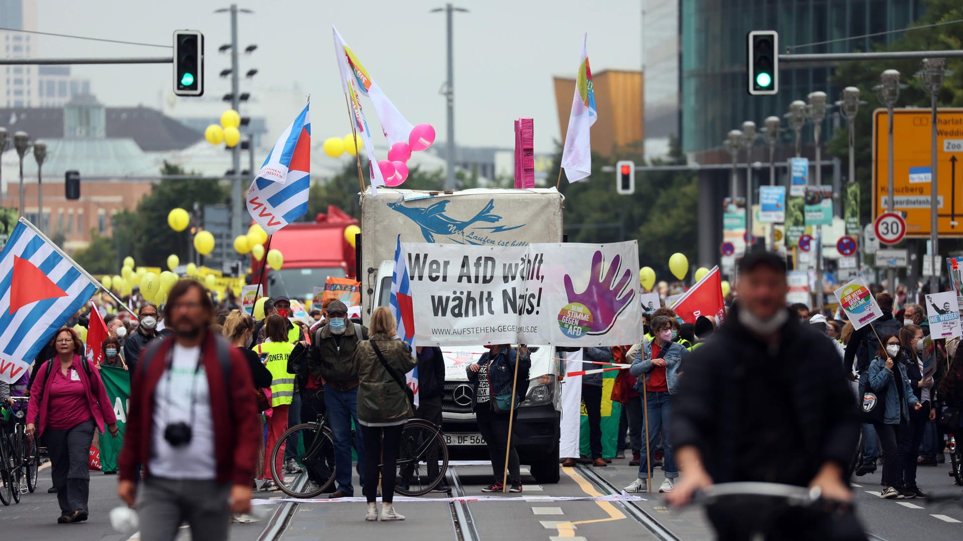 Menschen bei der Demonstration der "Unteilbar"-Initiative: Mehrere Tausend Personen beteiligen sich am Protest. Menschen bei der Demonstration der "Unteilbar"-Initiative: Mehrere Tausend Personen beteiligen sich am Protest.