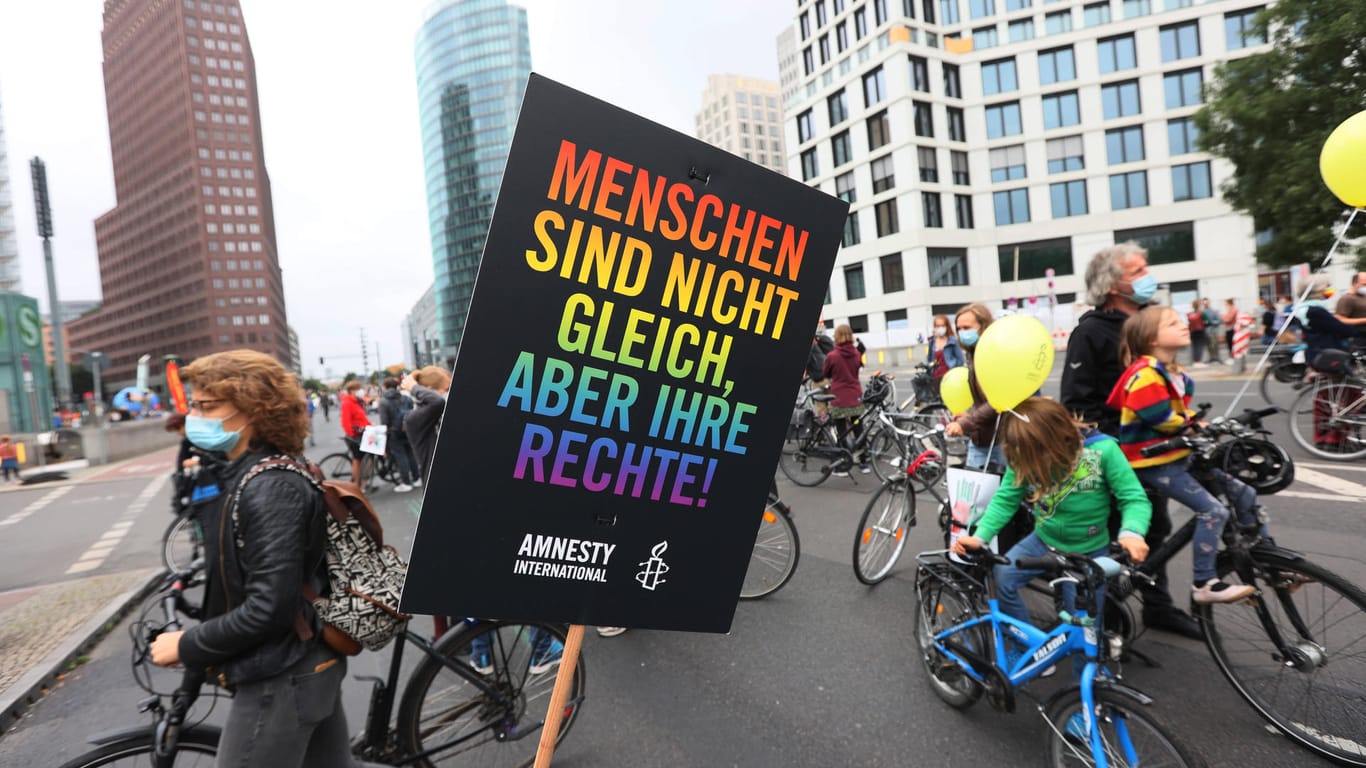 Ein Plakat von Amnesty International: Auch am Potsdamer Platz gehen die Menschen auf die Straße.