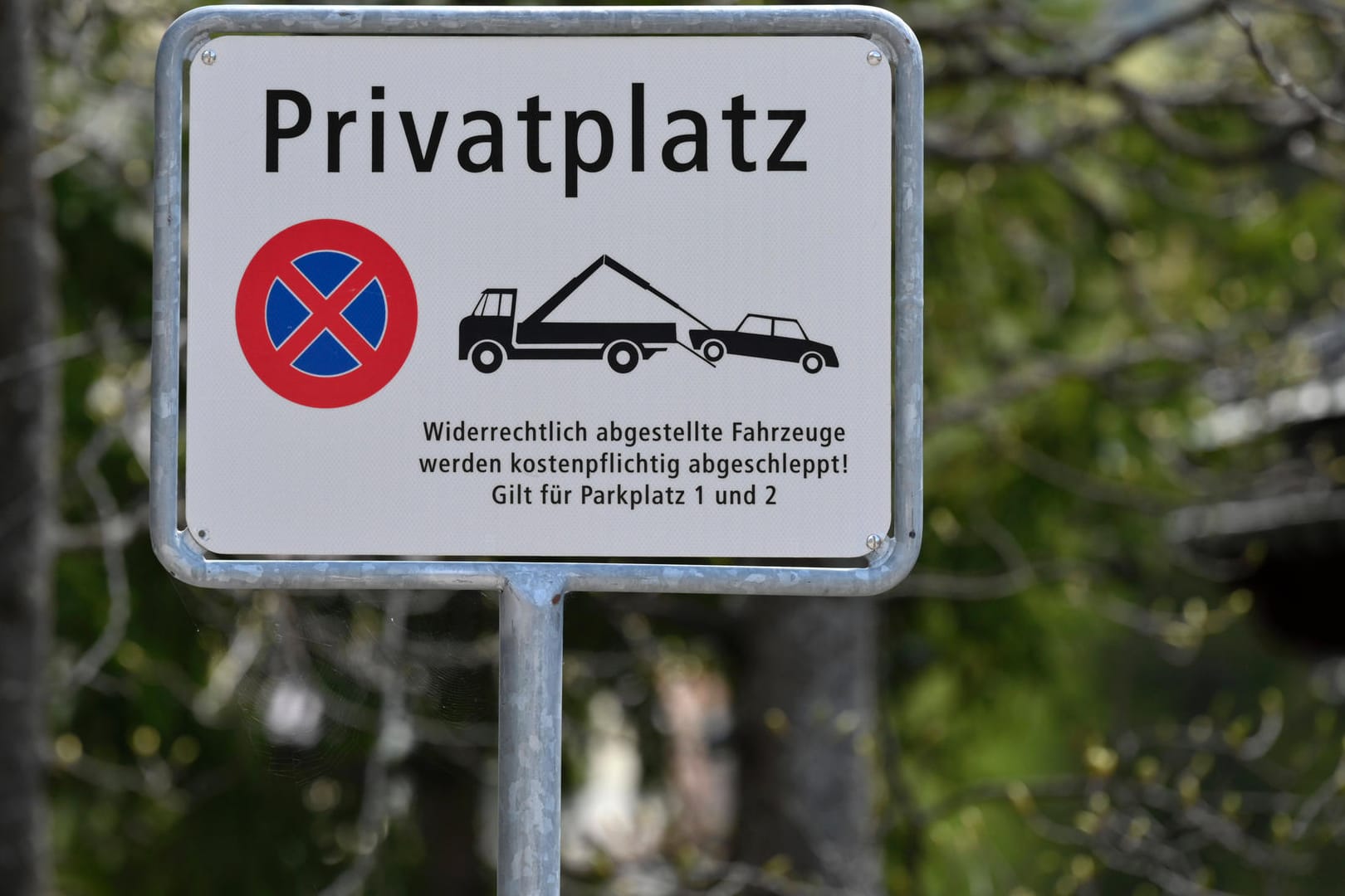 Hinweis: Privatparkplätze sollten entsprechend gekennzeichnet werden.