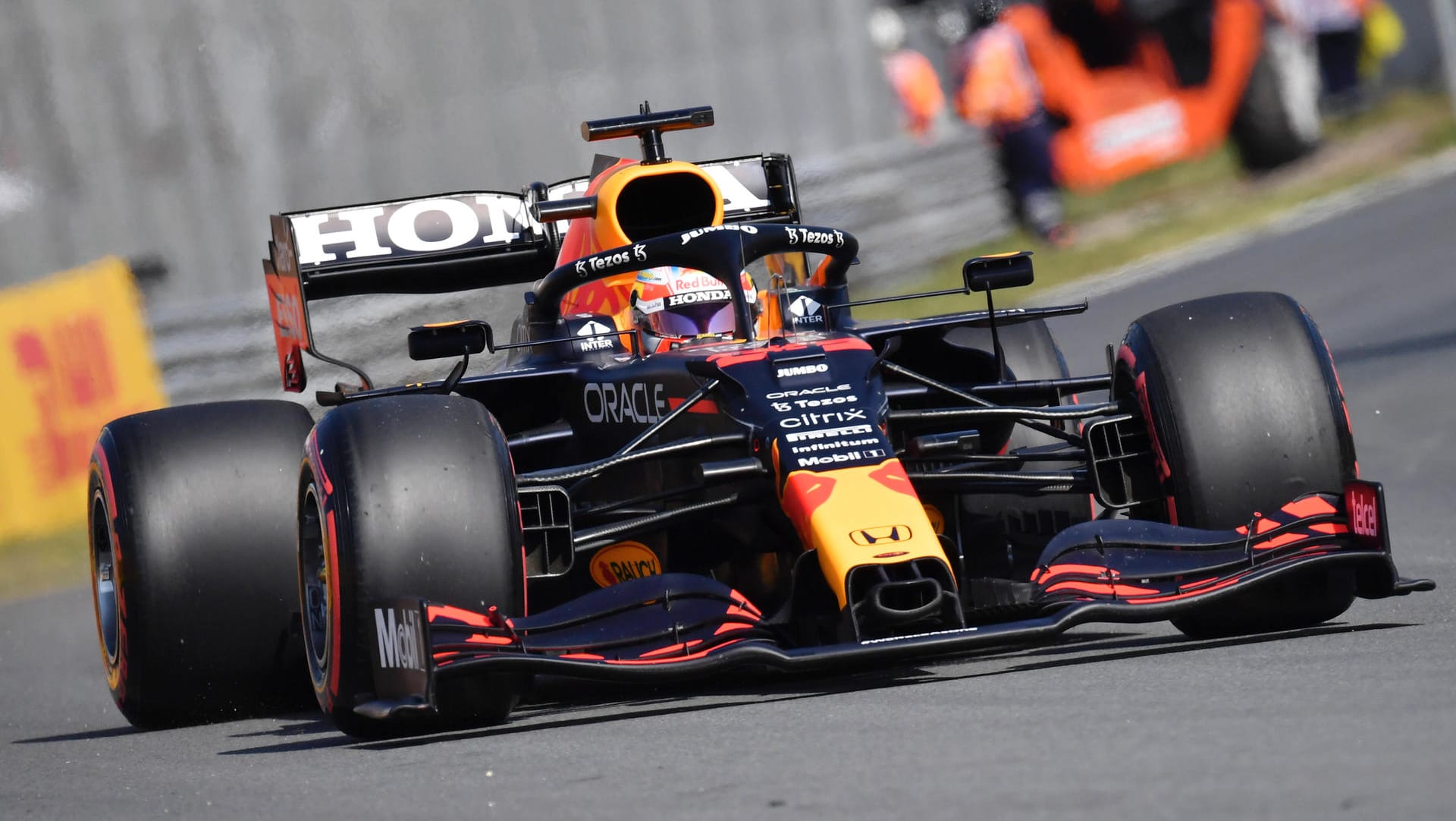 Max Verstappen auf der Strecke in Zandvoort.