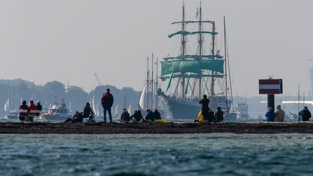 Zuschauer beobachten am Falkensteiner Strand die Windjammerparade der Kieler Woche. Zuschauer beobachten am Falkensteiner Strand die Windjammerparade der Kieler Woche.