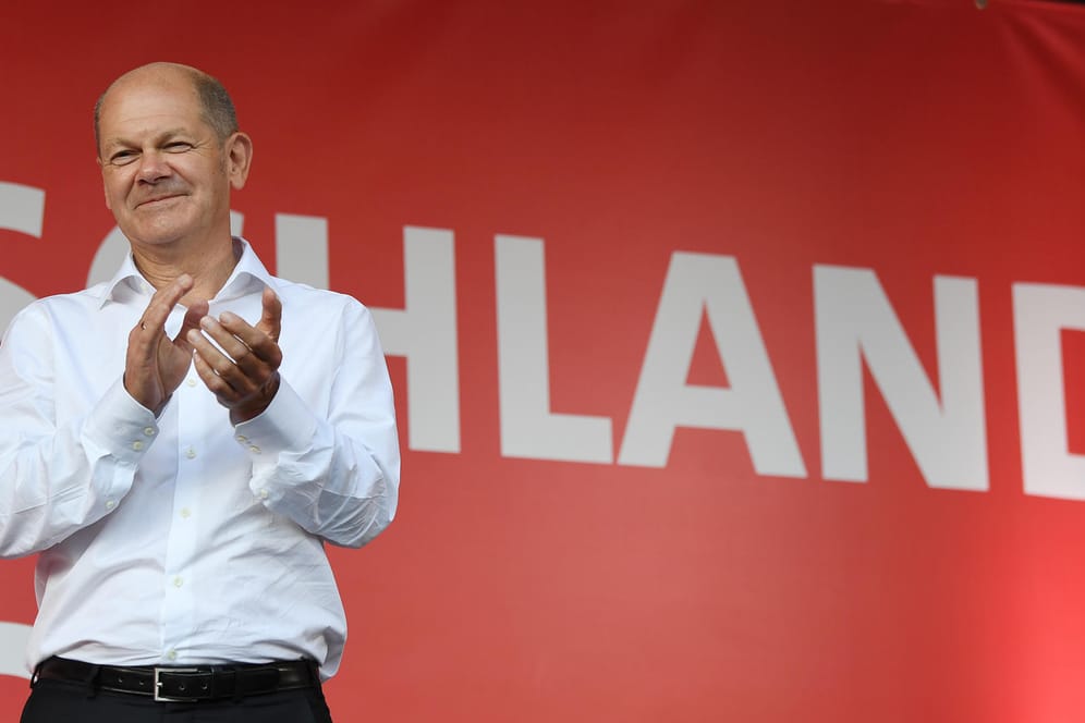 SPD-Spitzenkandidat Olaf Scholz klatscht bei einem Wahlkampfauftritt in Braunschweig in die Hände (Archivbild). Seine Partei führt derzeit bei den Umfragen.