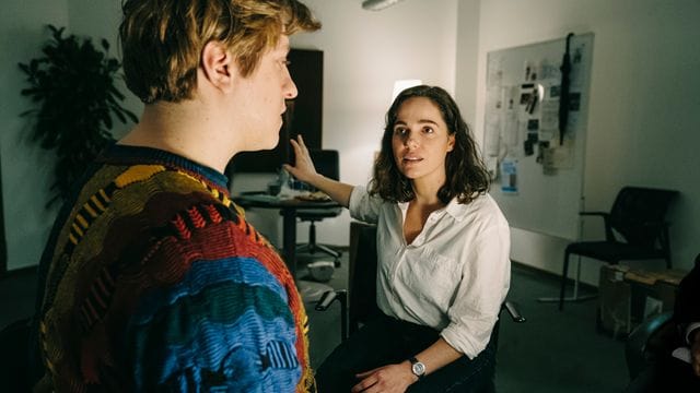 Kriminaloberkommissarin Elisabeth "Bessie" Eyckhoff (Verena Altenberger) verhört den Tatverdächtigen Jonas Borutta (Thomas Schubert).