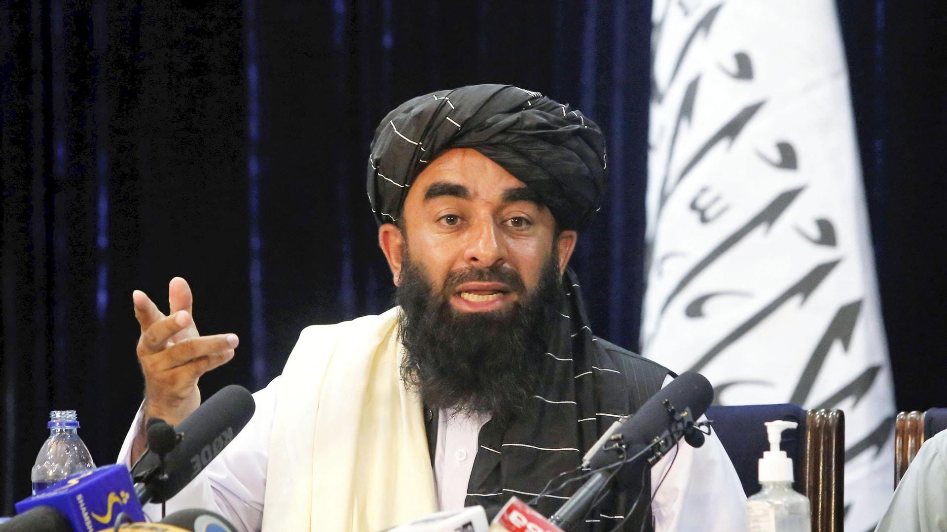 Taliban-Sprecher Sabiullah Mudschahid bei einer Pressekonferenz (Archivbild). Er lobt die historischen Beziehungen Deutschlands mit Afghanistan.