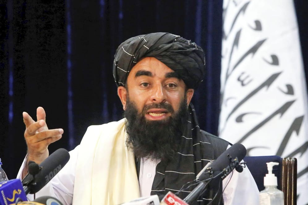 Taliban-Sprecher Sabiullah Mudschahid bei einer Pressekonferenz (Archivbild). Er lobt die historischen Beziehungen Deutschlands mit Afghanistan.
