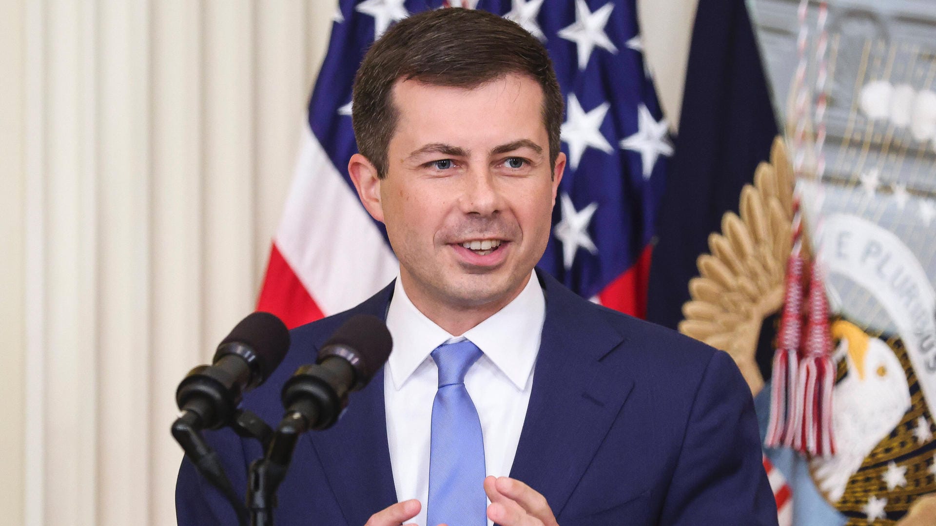 Pete Buttigieg spricht im Weißen Haus zur Presse (Archivbild). Der Verkehrsminister hat jetzt Bilder von seinen Zwillingen und seinem Mann veröffentlicht.