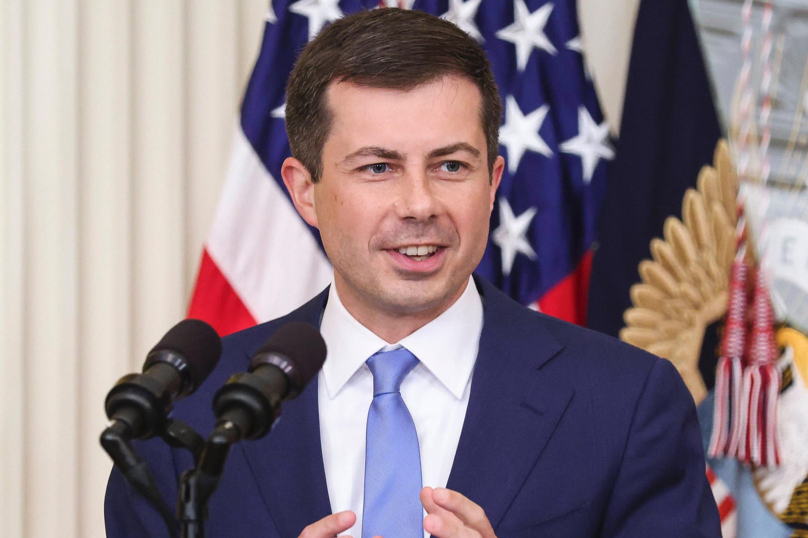 Pete Buttigieg spricht im Weißen Haus zur Presse (Archivbild). Der Verkehrsminister hat jetzt Bilder von seinen Zwillingen und seinem Mann veröffentlicht.