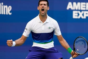 Der Serbe Novak Djokovic schreit sich frei.