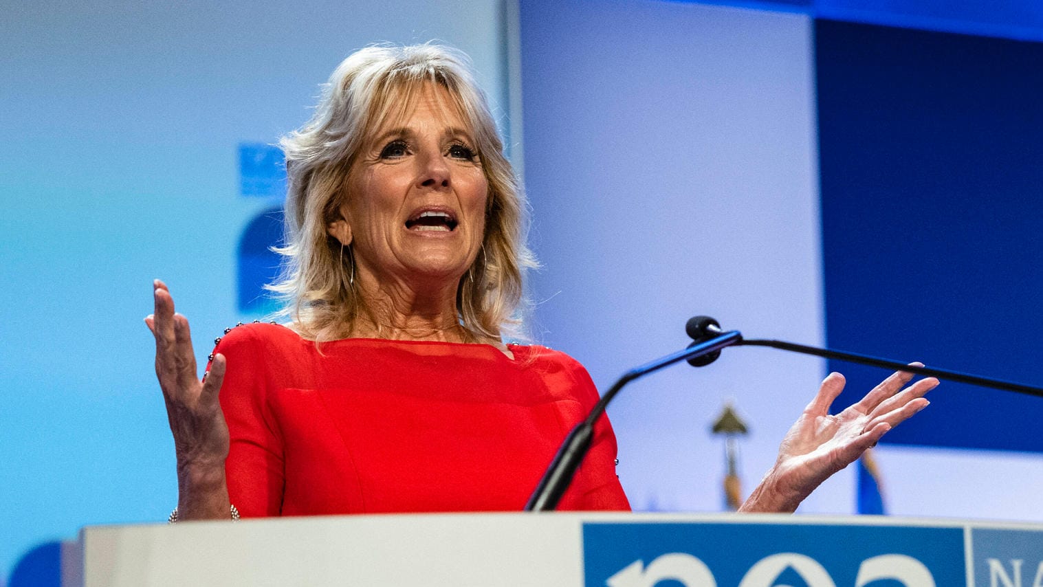 Jill Biden spricht bei einem Bildungskongress (Archivbild). Die US-First-Lady will schon bald wieder als Lehrerin arbeiten.