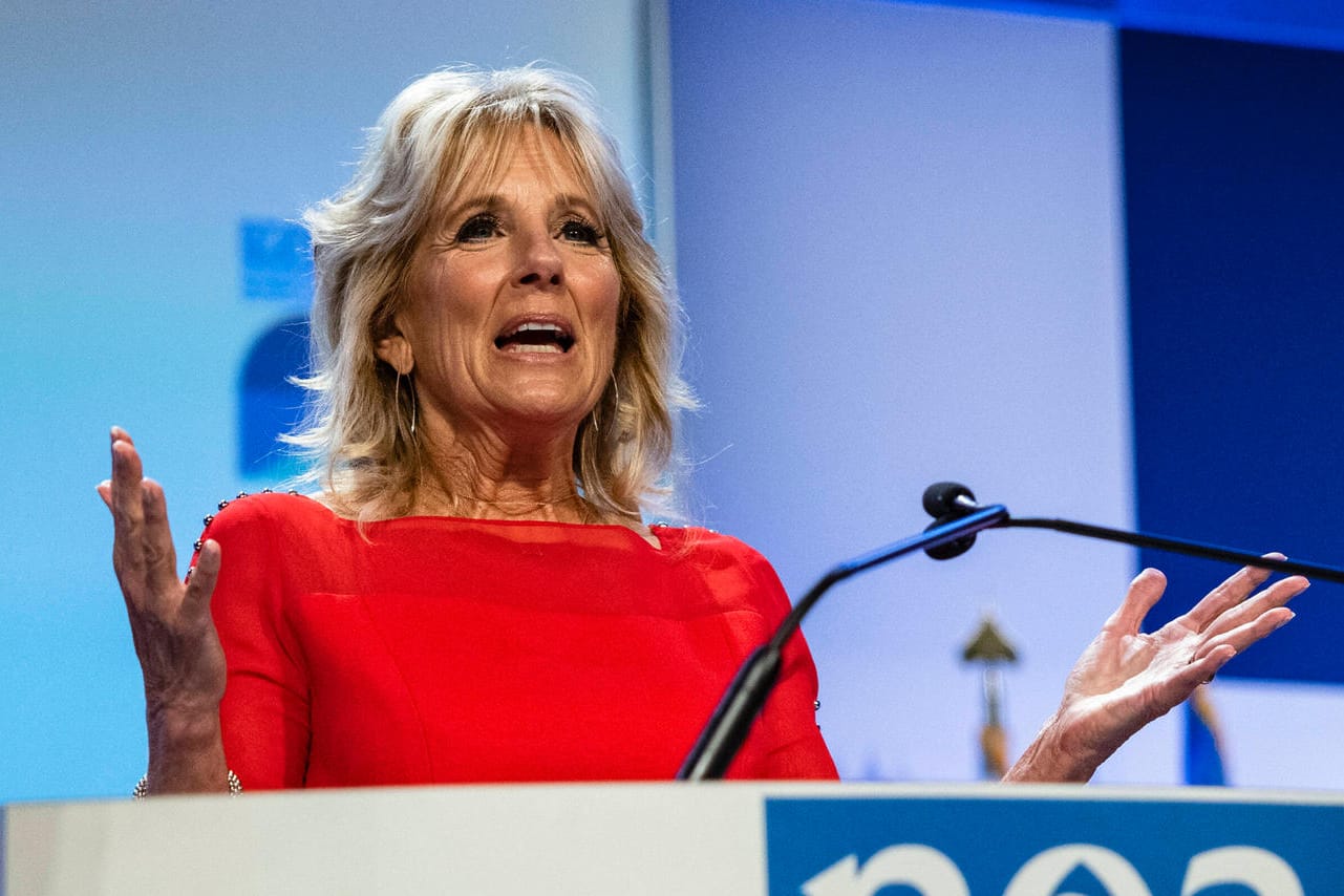 Jill Biden spricht bei einem Bildungskongress (Archivbild). Die US-First-Lady will schon bald wieder als Lehrerin arbeiten.