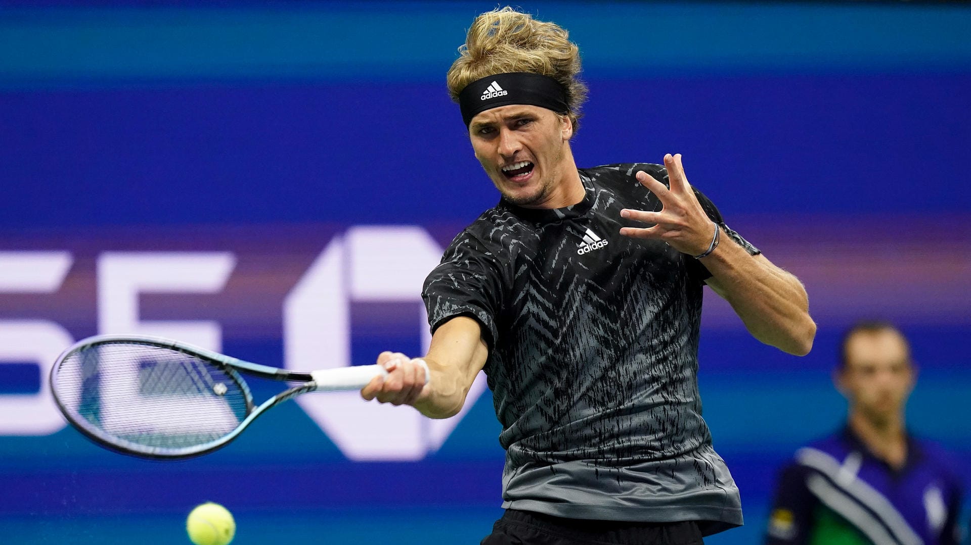 Alexander Zverev returniert einen Ball bei den US-Open. In der dritten Runde tat er sich gegen Jack Sock schwer.