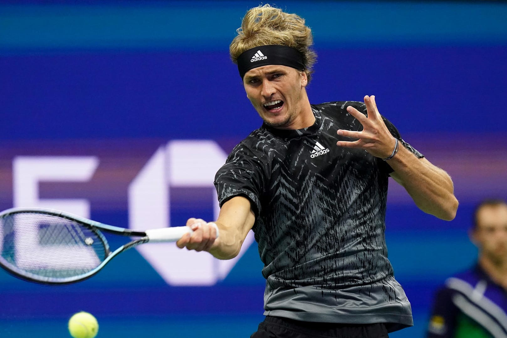 Alexander Zverev returniert einen Ball bei den US-Open. In der dritten Runde tat er sich gegen Jack Sock schwer.