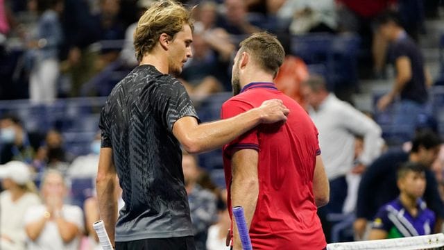 Alexander Zverev (l) tröstet Jack Sock nach dessen verletzungsbedingter Aufgabe.