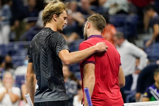 Alexander Zverev (l) tröstet Jack Sock nach dessen verletzungsbedingter Aufgabe.