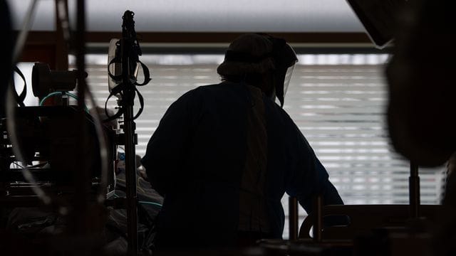 Ein Pfleger kümmert sich auf einer Intensivstation um einen Patienten: Die Zahl der Krankenhauseinweisungen ist leicht gestiegen. Ein Pfleger kümmert sich auf einer Intensivstation um einen Patienten: Die Zahl der Krankenhauseinweisungen ist leicht gestiegen.
