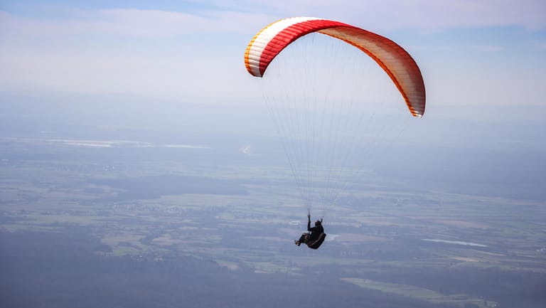 Ein Paraglider fliegt (Symbolbild): In Österreich ist ein Sportler abgestürzt.