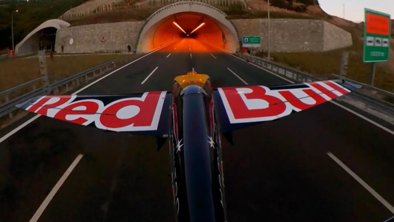 Spektakel im Video: Pilot rast durch Autotunnel – Weltrekord