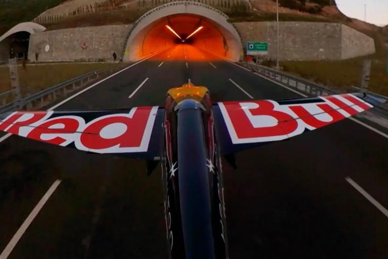 Spektakel im Video: Pilot rast durch Autotunnel – Weltrekord