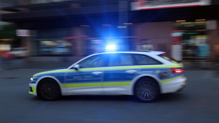 Einsatzwagen der Polizei mit Blaulicht (Archivbild): In Berlin hat ein 29-Jähriger mehrfach in den Hals einer Frau gestochen.