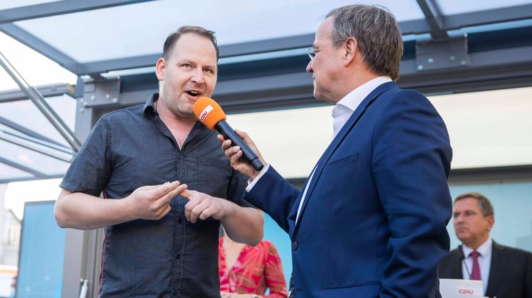 "Querdenker" Thomas Brauner und Armin Laschet bei einer Wahlkampfveranstaltung in Erfurt: Laschet hält ihm das Mikrofon hin.